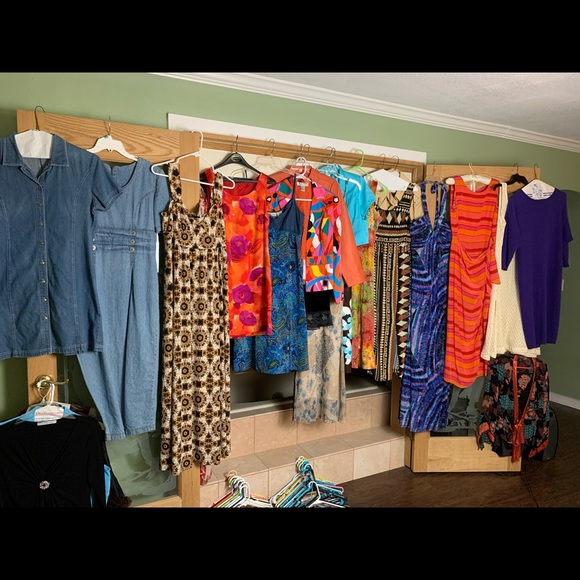 Assortment of clothes - Picture 2 of 16